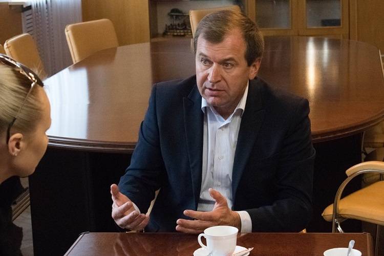 Мер Балаклії роздав мешканцям міста по 2000…