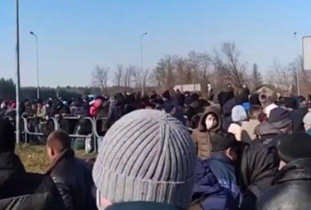 Натовп українців штурмує кордон із Польщею, тисячі земляків не можуть потрапити додому — відео