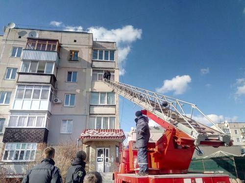 В Балаклее мужчина взял в заложники младенца