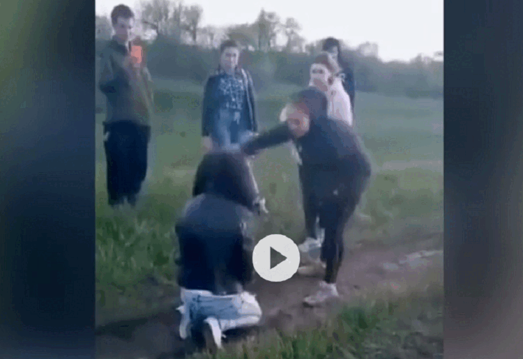 Підлітки побили дівчину і виклали відео в мережу