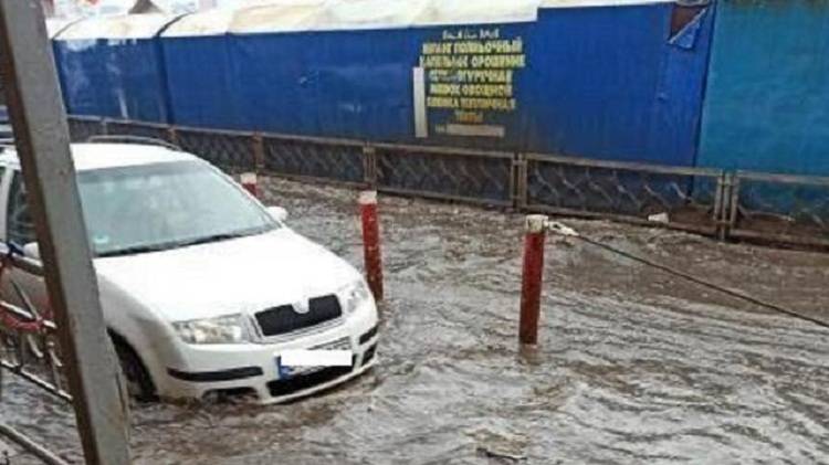 Потужна злива у Харкові: затопило ринок «Барабашово»