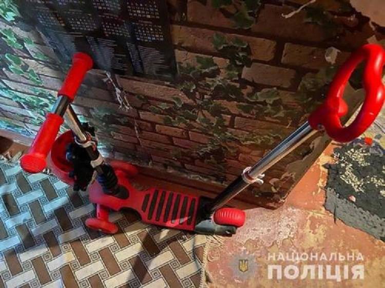 Маленькую девочку обокрали в людном месте в Балаклее