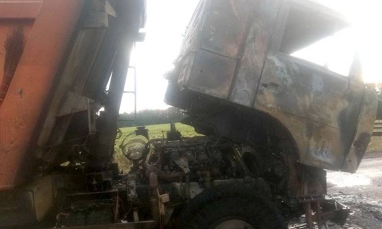В Балаклейском районе на ходу загорелся самосвал, груженый зерном