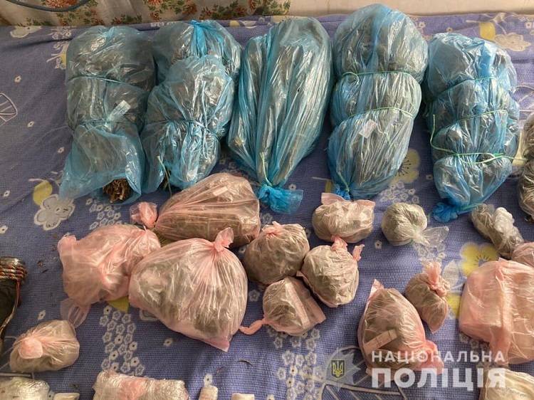 Поліцейські Балаклійщини вилучили у чоловіка близько 3 кг наркотиків
