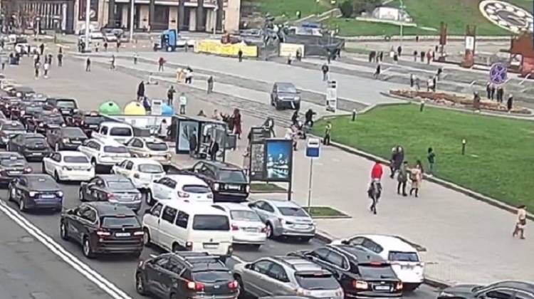На Майдане Независимости водитель въехал в толпу, погибли 2 человека (видео)