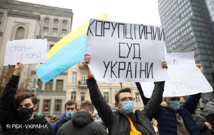 В Киеве проходит акция протеста под стенами КСУ, демонстранты жгут файеры