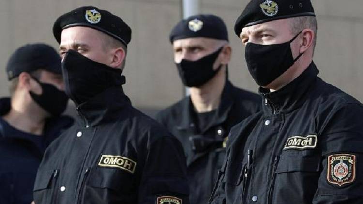 Белорусские силовики не стали ограничиваться избиением протестующих и решили снять видео с допросом в автозаке (видео)
