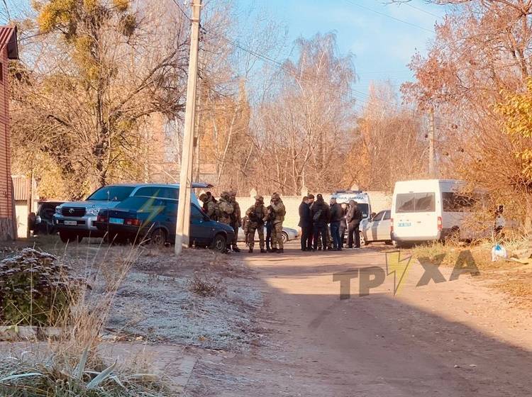 В Харькове 66-летний дед угрожает себя взорвать гранатой