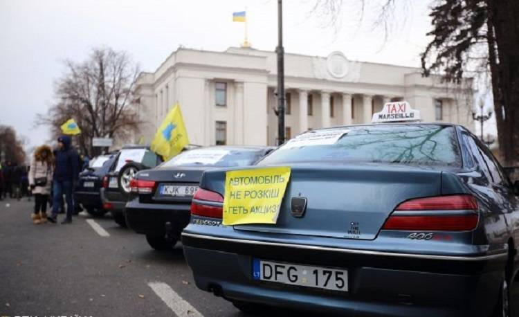 Во время протеста в Киеве произошла драка с полицейскими, движение перекрыто