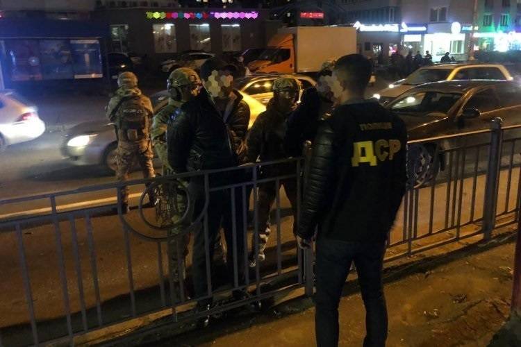 ТРЕБОВАЛИ $100 ТЫСЯЧ, УГРОЖАЯ УБИЙСТВОМ: ПОЛИЦЕЙСКИЕ ЗАДЕРЖАЛИ ПОДОЗРЕВАЕМЫХ