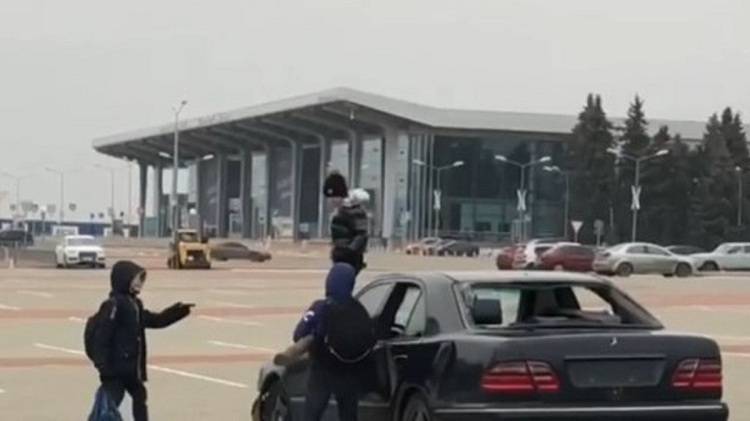 У Харкові маленькі розбишаки потрощили колодою Mercedes – відео