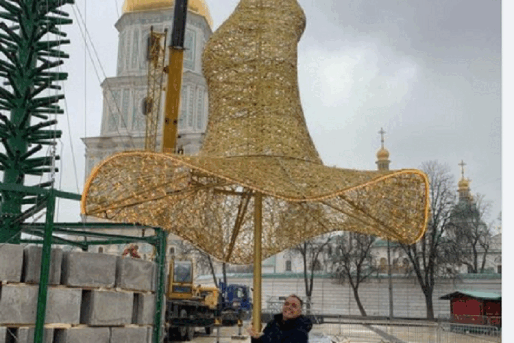 В Киеве с главной елки страны сняли «колдовскую» шляпу