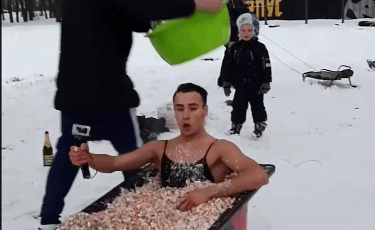 В Харькове юноша отличился курьезным поведением: съезжал с горки в ванне с оливье (видео)