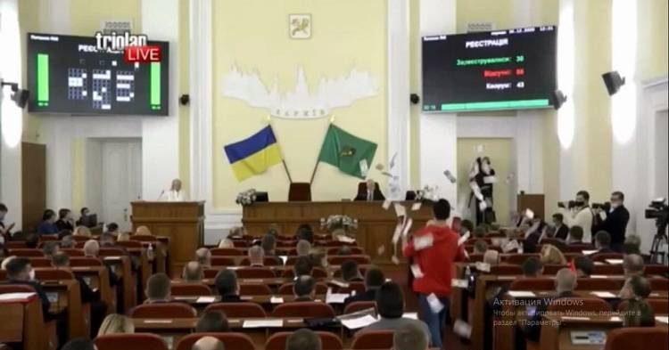 У Харкові на сесії міськради депутатів «розстріляли» з іграшкових пістолетів (відео)