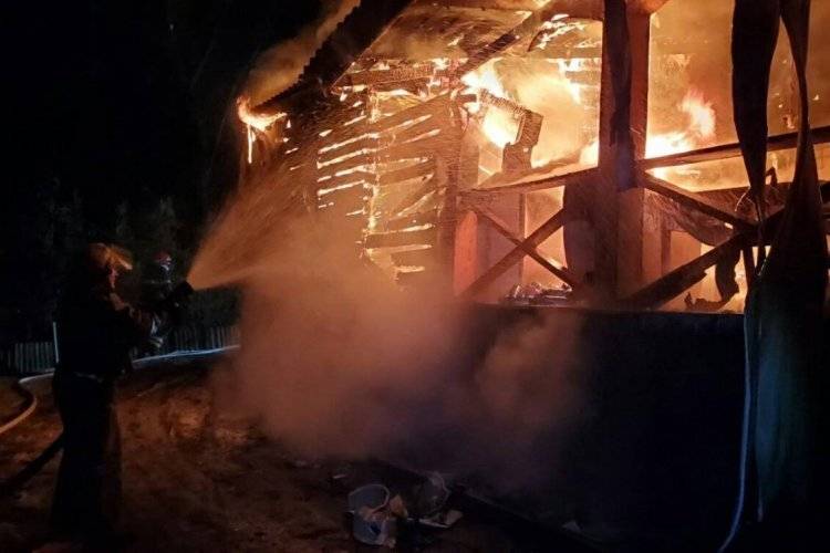 В БАЛАКЛЕЕ СПАСАТЕЛИ 4,5 ЧАСА ТУШИЛИ МАСШТАБНЫЙ ПОЖАР В БАНЕ: МУЖЧИНА ПОЛУЧИЛ ОЖОГИ