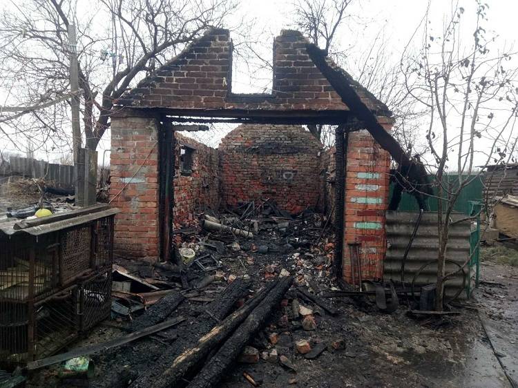 Житель Балаклейского района из-за пожара остался без гаража и мотоцикла (фото)