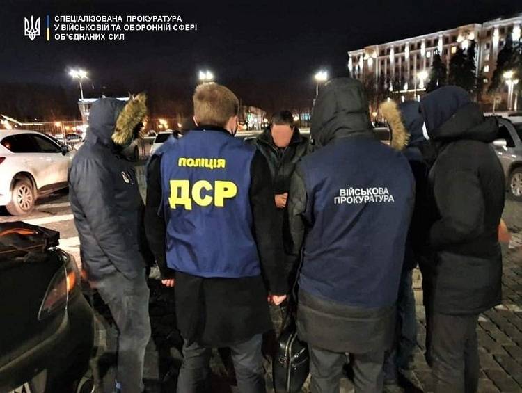 В Харькове военкома поймали на взятке в 600 долларов