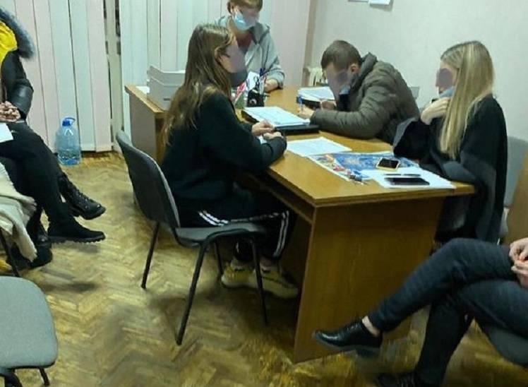 За видео в соцсетях наказали родителей двух школьниц