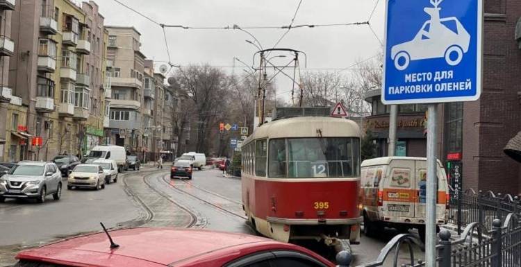 В Харькове установили первый дорожный знак «Парковка для оленей»