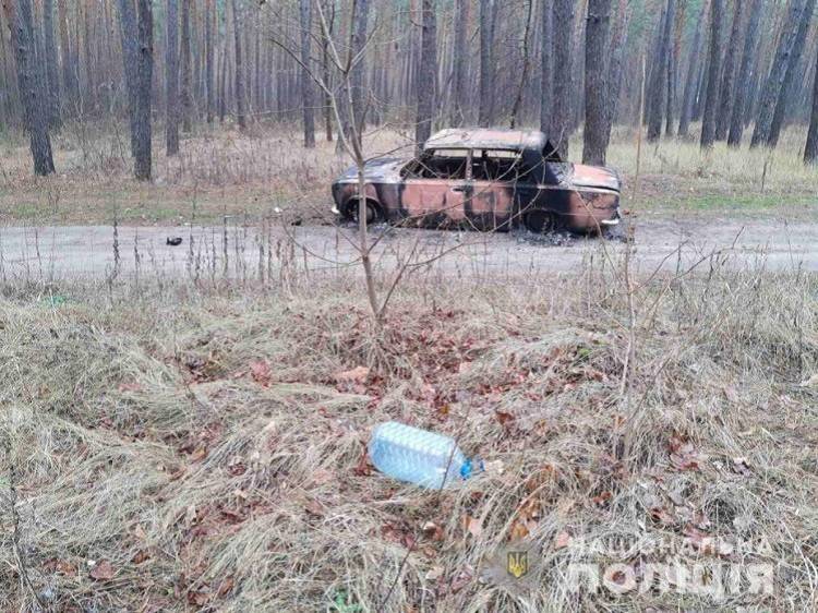 На Харківщині підлітки вкрали автомобіль та спалили його в лісі (фото)