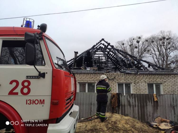 На Харківщині з палаючого будинку врятували двох дітей