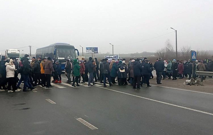 Протестующие перекрыли трассу Киев-Харьков