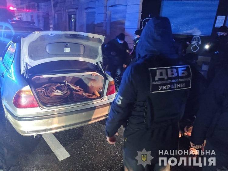 На Харківщині арештовано цивільних осіб та двох поліцейських за підозрою у крадіжці. Відео