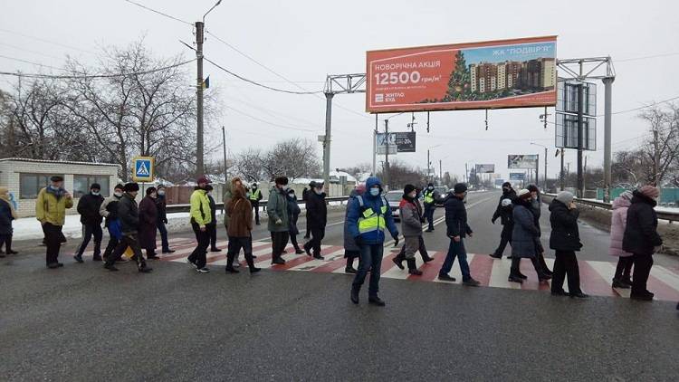 В Песочине и Краснограде Харьковской области люди перекрывали дороги (фото)