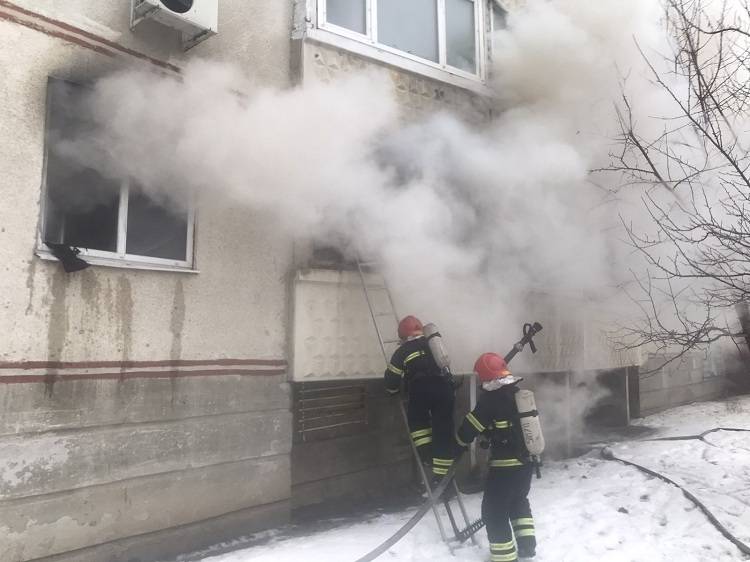 Під час ліквідації пожежі у 9-ти поверхівці на вулиці Соборна вогнеборцями було евакуйовано 7 чоловік, із них 2 підлітків
