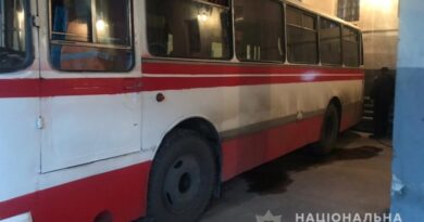 автобус притиснув водія до стіни