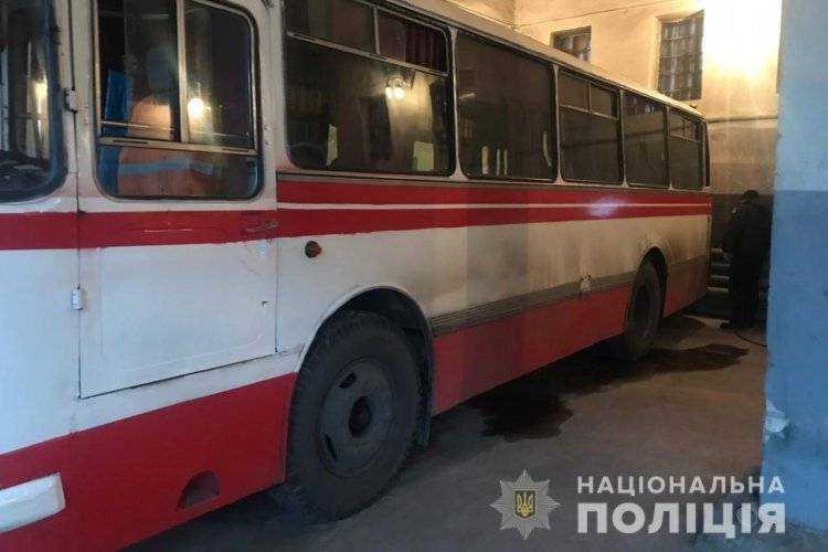 У Зміївському районі під час ремонту в гаражі автобус притиснув водія до стіни