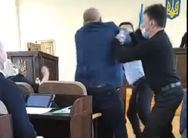 бійка на сесії
