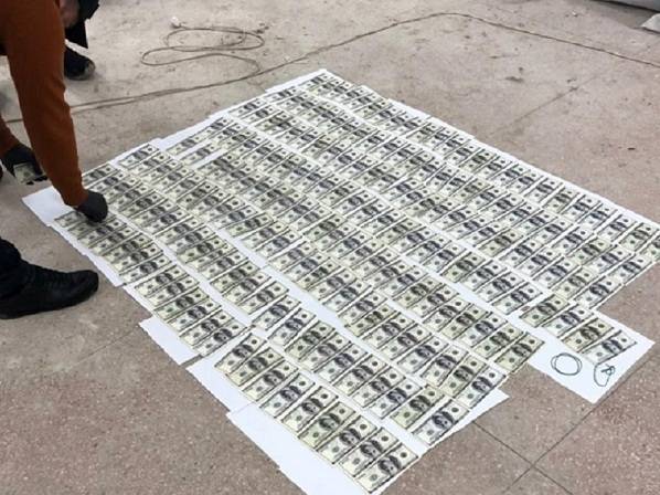 Працівника податкової Харківщини затримали на хабарі 20 тисяч доларів