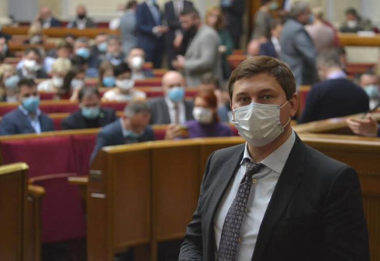 У Харкові одіозний “слуга” Зеленського, який позичав у мами майже 3 млн грн, купив люксовий позашляховик Mercedes