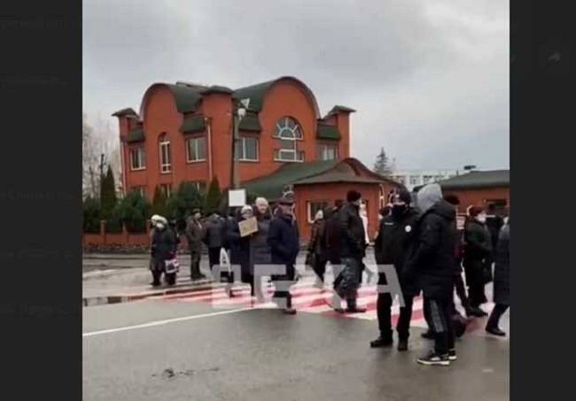 Зниження тарифів не зупинило протести. Сьогодні дороги перекрили у Високому та Пісочині