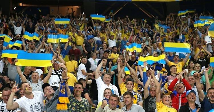 Украинским болельщикам разрешили посещать матчи