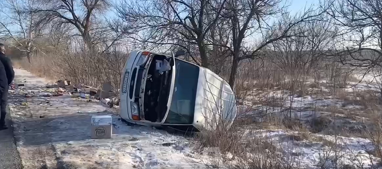 На трассе под Чугуевом произошло ДТП с микроавтобусом — видео