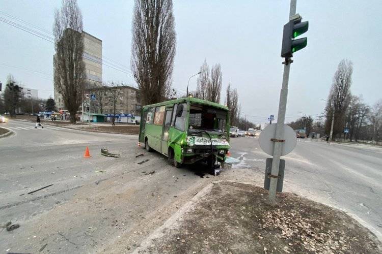 В Харкові в результаті ДТП з маршруткою травмувалися люди