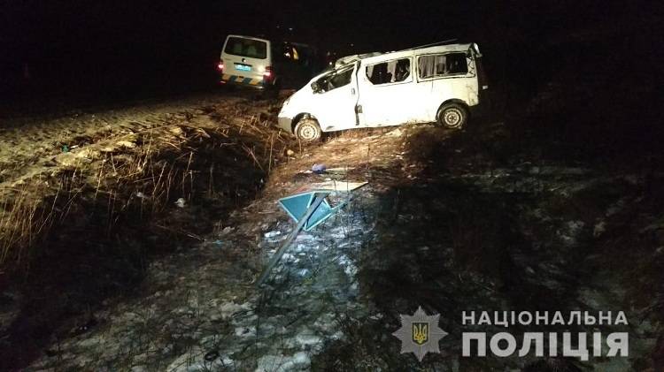 На трассе возле Изюма перевернулся микроавтобус. Есть погибшие