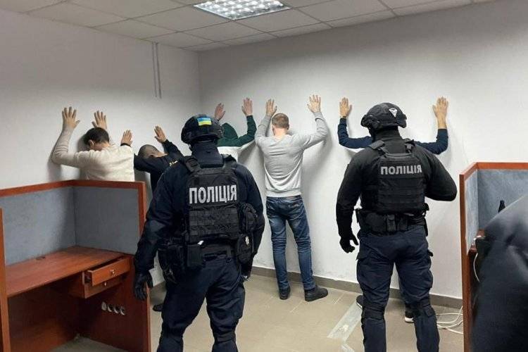 Кіберполіція викрила групу колекторів, які шантажували боржників підробними порнофотографіями
