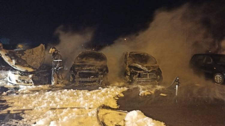 Ночью под Харьковом сгорели 3 автомобиля. Полиция расследует поджог