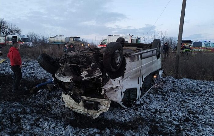 перекинувся мікроавтобус
