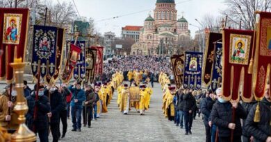 тисячі вірян вийшли на хресну ходу