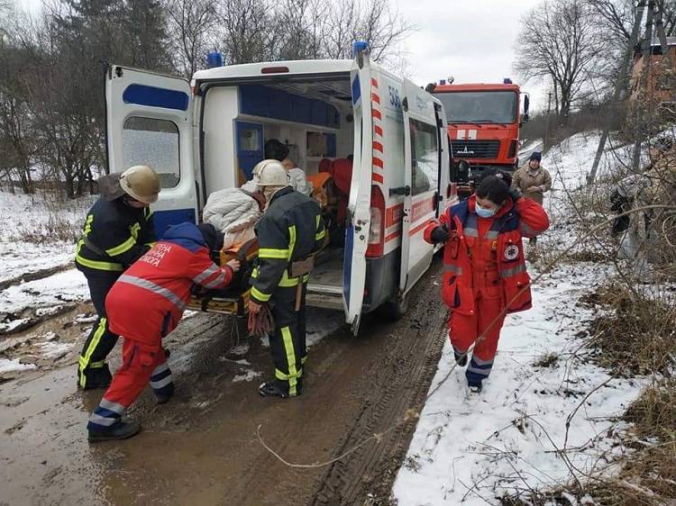На Харківщині рятувальники 2 км несли хворого до карети швидкої