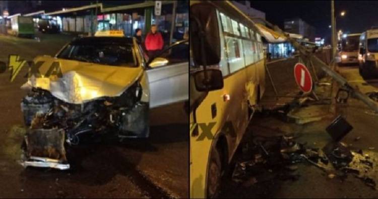 В Харкові на маршрутку з людьми впала електроопора