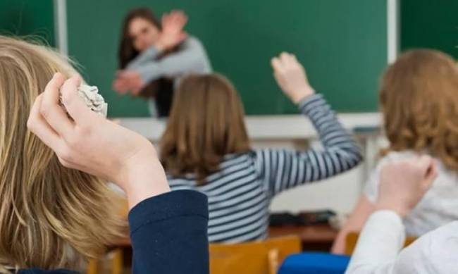 В Украине будут штрафовать за оскорбление учителя