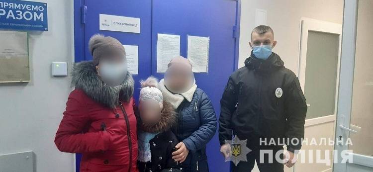 Поліцейські Балаклійщини повернули батькам дівчинку, яка втекла з дому