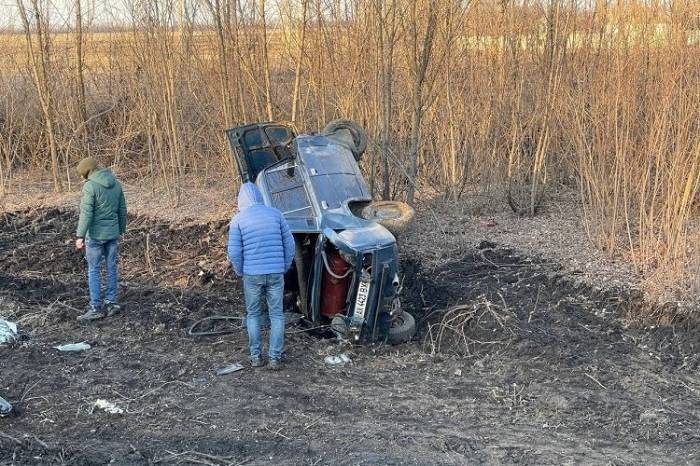 Возле села Бригадировка автомобиль слетел с трассы