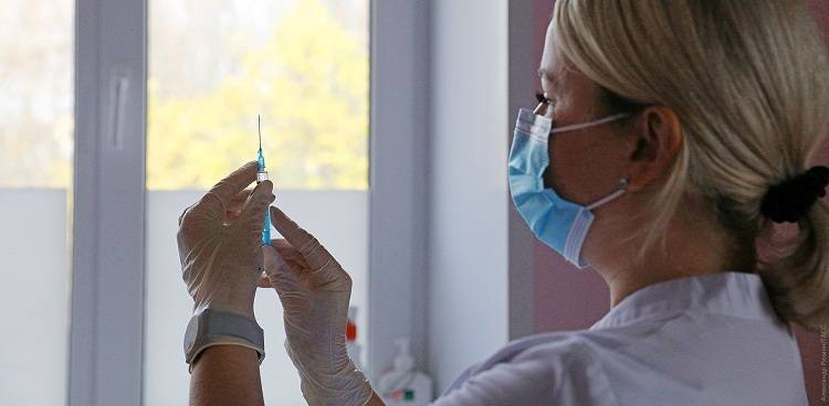 Вчителів хочуть вакцинувати від COVID-19 до початку навчального року