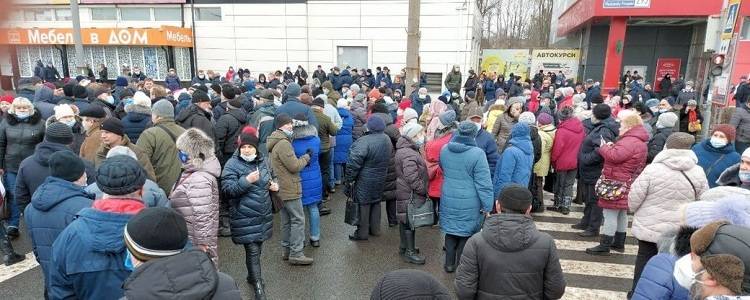 Працівники заводу у Харкові перекрили проспект — вимагають зарплатню